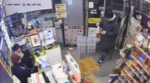 충북 청주시에 소재한 CU의 스태프 윤모 씨가 실종아동에게 자신의 외투를 벗어주고 있다.(사진=BGF리테일)