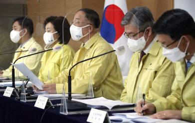 홍남기(가운데) 경제부총리 겸 기획재정부 장관이 지난해 12월 29일 정부서울청사에서 ‘코로나19 3차 확산에 대응한 맞춤형 피해지원 대책’을 발표하고 있다. 가장 오른쪽은 은성수 금융위원장이다. (사진=연합뉴스)