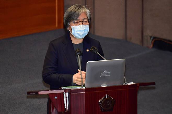 정은경 질병관리청장이 지난 8일 서울 여의도 국회 본회의장에서 열린 코로나19 긴급현안질문에서 의원 질의에 답변하고 있다. (사진=연합뉴스)