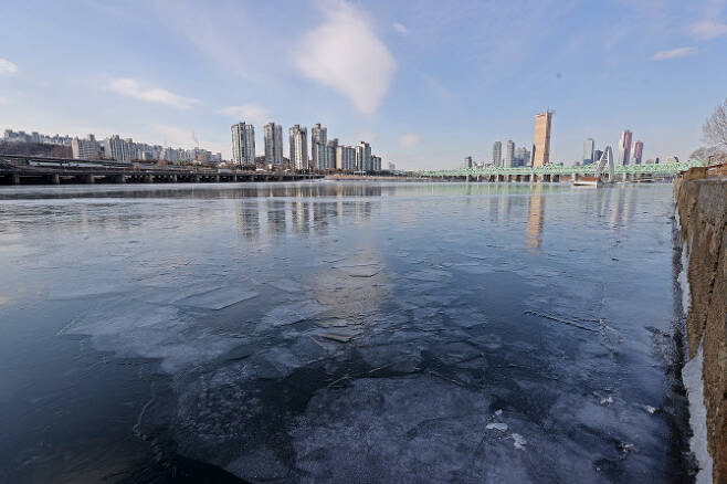 올겨울 한강 첫 결빙이 관측된 지난 9일 오전 서울 노들섬 인근 한강이 얼어있다. (사진=연합)
