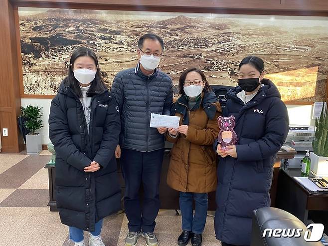 11일 옥천여중 2학년  5반 학생 대표가 성금을 기탁하고 있다. (옥천군 제공)© 뉴스1