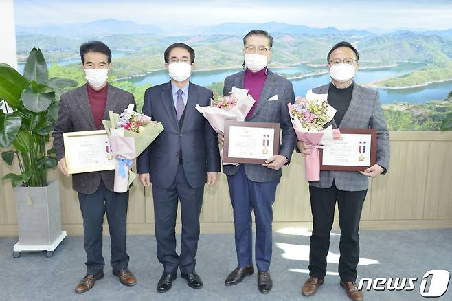 왼쪽부터 김외식의원, 임만재 의장, 유재목 의원, 이용수 의원. (옥천군의회 제공)© 뉴스1