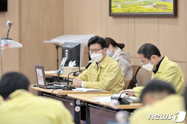 김정섭 시장이 11일 시청 대백제실에서 열린 주간업무보고회를 주관하고 있다.© 뉴스1