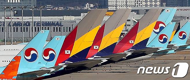 6일 인천국제공항 전망대에서 바라본 계류장에 대한항공과 아시아나항공 여객기가 보이고 있다.2021.1.6/뉴스1 © News1 박지혜 기자