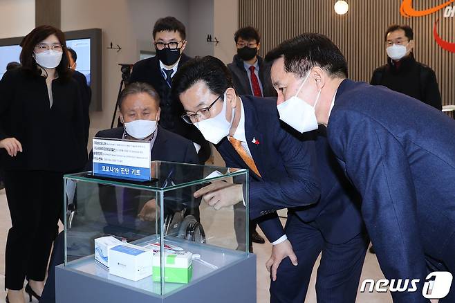 (대전=뉴스1) 김경훈 기자 = 대전 유성구 탑립동 대전테크노파크(이하 TP) 옛 본관동에 과학기술인과 기업인의 협업 공간인 ‘어울림플라자’가 11일 문을 열었다. 허태정 대전시장을 비롯한 참석자들이 전시된 코로나19 진단 키트를 살펴보고 있다..(대전시 제공)© 뉴스1