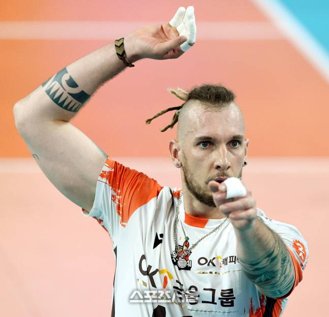 안산 OK금융그룹의 펠리페가 23일 인천 계양체육관에서 진행된 대한항공과의 경기에서 서브를 준비하고있다. 2020.12.23. 김도훈기자 dica@sportsseoul.com