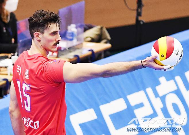 서브왕 러셀, 서브 '정조준'