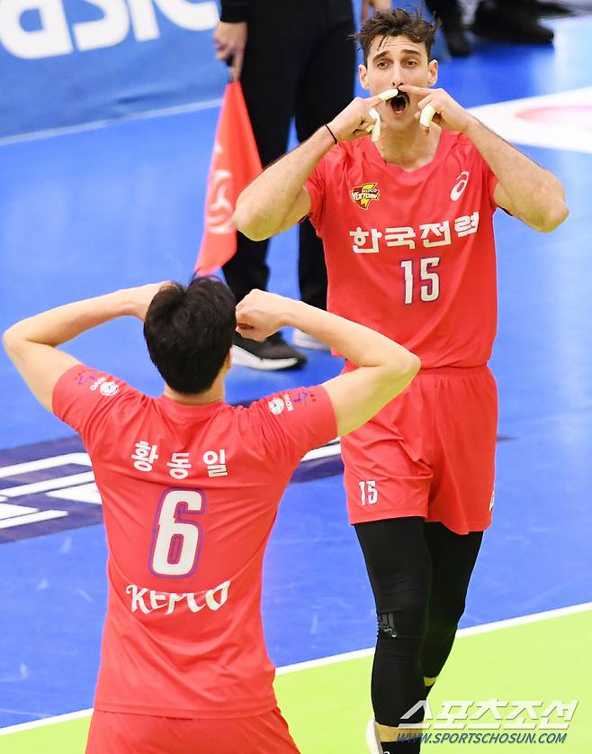 황동일과 함께하는 콧수염 세리머니.