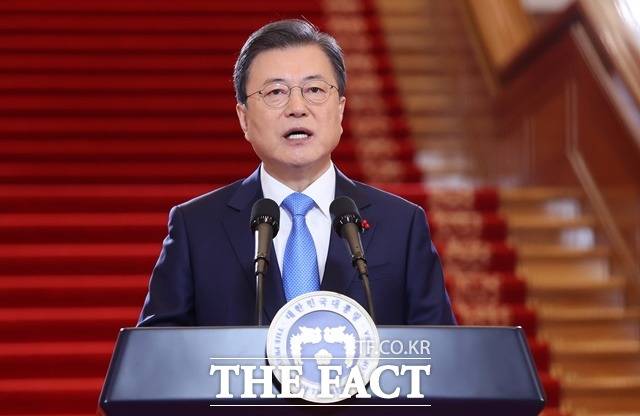 문재인 대통령이 11일 오전 청와대 본관에서 2021년 국정운영 구상과 방향을 국민들께 제시하는 신년사를 발표하고 있다. /뉴시스