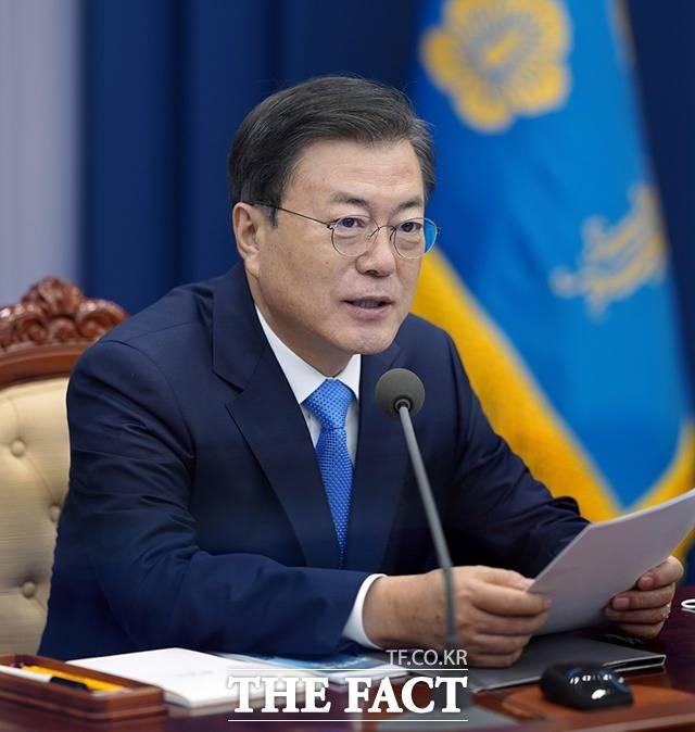 문재인 대통령이 11일 '정인이 사망 사건'과 관련해 "아동학대를 더 이상 용납할 수 없다"며 "정부가 할 수 있는 최대한의 조치를 할 것"이라고 밝혔다. 문 대통령이 이날 오후 청와대에서 주재한 수석보좌관회의에서 발언하는 모습. /청와대 제공