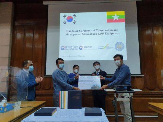 안내책자 전달식