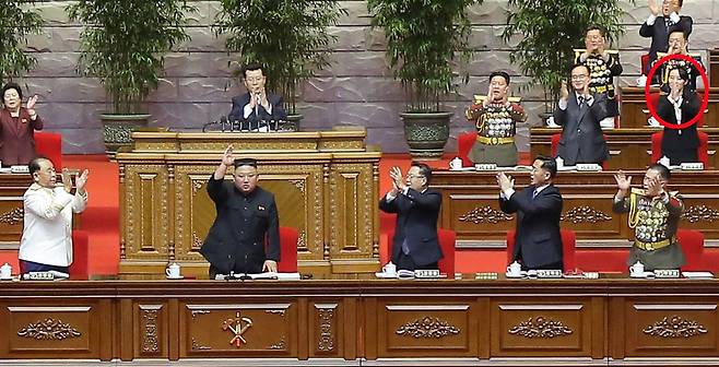 . 11일 조선중앙통신은 전날 열린 8차 당대회 6일 차 회의 내용을 전하며 "당 제8차 대회는 김정은 동지를 조선노동당 총비서로 높이 추대할 것을 결정한다"고 보도했다.  김여정은 주석단 2번째 줄에 참석해 있다./조선중앙통신 연합뉴스