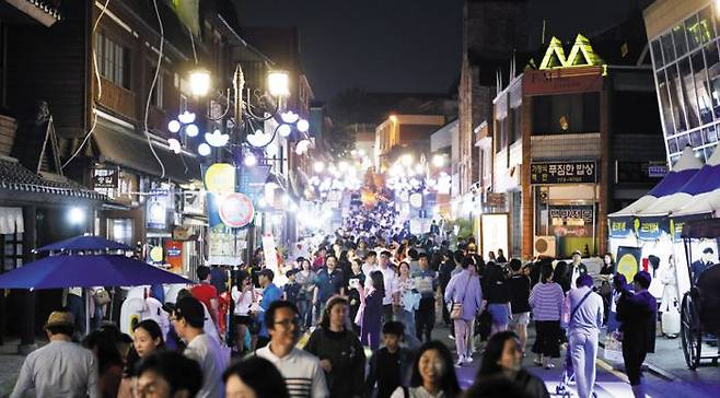 인천시 중구 개항장 거리가 야행을 즐기러 나선 시민들로 북적이고 있다. /인천시