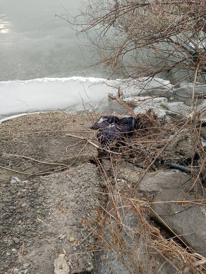 경찰이 11일 수색중에 찾은 장준호씨 점퍼. /경기북부경찰청