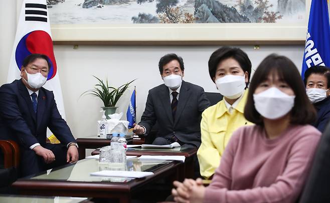 11일 오전 더불어민주당 당대표실에서 이낙연 대표와 김태년 원내대표 등 당지도부들이 문재인 대통령의 '2021년 신년사'를 시청하고 있다. /이덕훈 기자