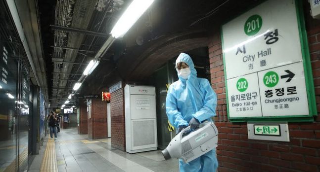 서울시가 2호선 시청역에서 신종 코로나바이러스 감염증 방역을 실시하고 있다. ⓒ연합뉴스