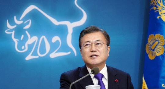 문재인(사진) 대통령이 7일 열린 '2021년 신년 인사회'에서 인사말을 하고 있다. <연합뉴스>