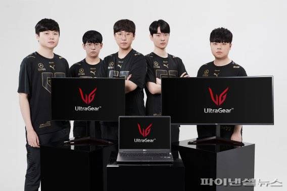 LG전자와 글로벌 e스포츠 기업 젠지 e스포츠가 마케팅 협력을 위한 파트너십을 체결했다고 11일 밝혔다. 젠지 '리그오브레전드' 팀이 LG울트라기어 게이밍 모니터와 게이밍 노트북을 앞에 두고 포즈를 취하고 있다. LG전자 제공