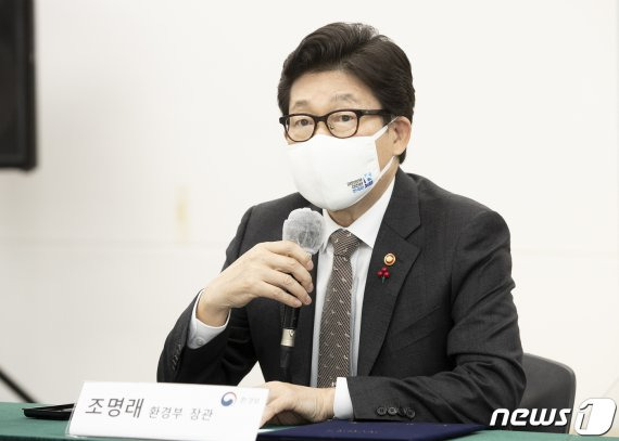 (서울=뉴스1) = 조명래 환경부 장관이 21일 오후 서울 중구 환경재단에서 열린 '미세먼지 취약계층 보호와 기후위기 대응을 위한 업무협약식'에서 인사말을 하고 있다.