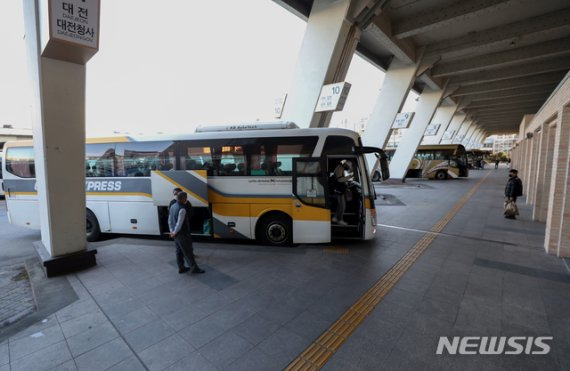 [서울=뉴시스] 이윤청 기자 = 수도권 지역 사회적 거리두기가 2.5단계로 격상된 8일 서울 서초구 서울고속버스터미널이 한산하다. 2020.12.08. radiohead@newsis.com <저작권자ⓒ 공감언론 뉴시스통신사. 무단전재-재배포 금지.> /사진=뉴시스화상