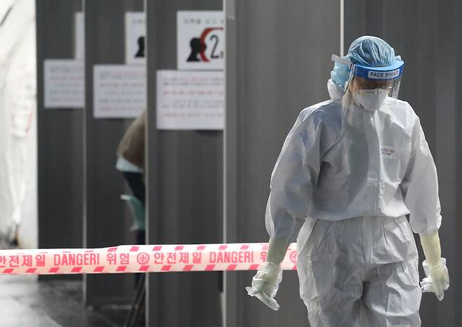 11일 오전 용산구청 선별진료소에서 의료진 이동하고 있다. 이날 중앙방역대책본부에 따르면 전날 0시 기준 코로나19 신규 확진자는 665명이다. 지난 8∼9일(674명, 641명)에 이어 사흘 연속 600명대를 기록했다. 연합뉴스