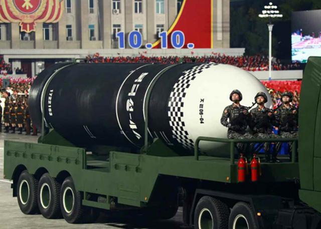 북한이 지난해 10월 노동당 창건 75주년 열병식에서 공개한 신형 SLBM '북극성 -ㅅ(시옷)' 모습. 김정은 북한 국무위원장이 9일 8차 당대회에서 핵추진 잠수함 개발을 처음으로 언급한 가운데, 북한의 핵잠수함에 SLBM '북극성-ㅅ(시옷)'을 탑재할 가능성이 커졌다. 조선중앙통신 연합뉴스