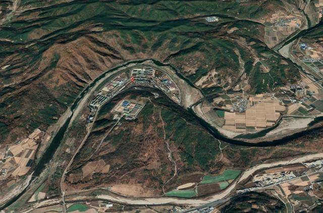 경북북부교정시설. 경북북부제1~3교도소와 경북직업훈련교도소가 하나의 큰 울타리 안에 자리잡고 있다. 구글어스 캡쳐