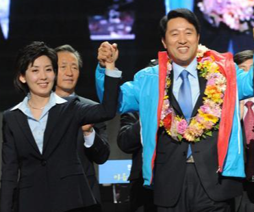 2010년 5월 3일 서울 잠실실내체육관에서 열린 한나라당 서울시장 후보자 선출을 위한 국민참여선거인단대회의 모습. 당시 경선에서 당선된 오세훈(오른쪽) 전 서울시장과 축하를 나누는 나경원 전 의원의 모습. 오대근기자