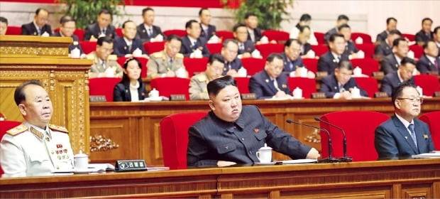 < 노동당대회 토론 지켜보는 김정은 > 김정은 북한 국무위원장과 노동당 간부들이 지난 9일 당 제8차 대회에 참석해 토론을 지켜보고 있다. 조선중앙통신은 이 대회에서 당 중앙위원회 사업총화 토론과 중앙검사위원회 사업총화, 규약 개정이 이뤄졌다고 10일 보도했다. 앞줄 왼쪽부터 이병철 당 중앙군사위원회 부위원장, 김정은, 최용해 국무위원회 제1부위원장. 두 번째 줄 맨 왼쪽은 김여정 당 제1부부장.  연합뉴스