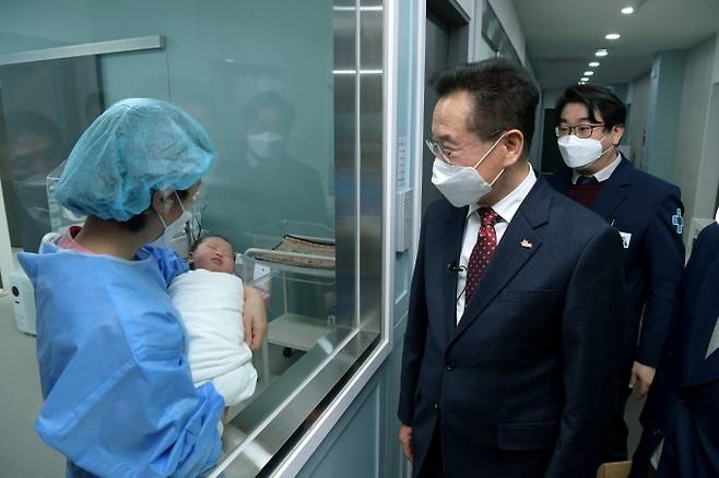 ▲최기문 영천시장이 영천제이병원에서 올해 첫 분만한 새해둥이를 보고 있다. 영천시 제공