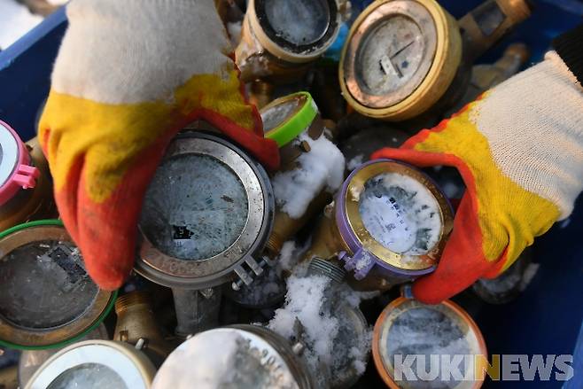 ▲동파된 수도 계량기.(쿠키뉴스DB)