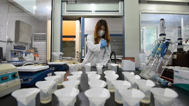 ▲ 연구원이 농산물 안전성을 분석하고 있다. 청송군 제공