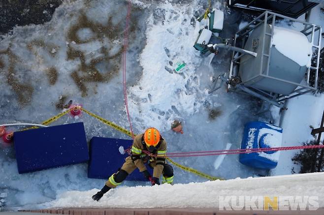 ▲고드름제거 훈련 모습.