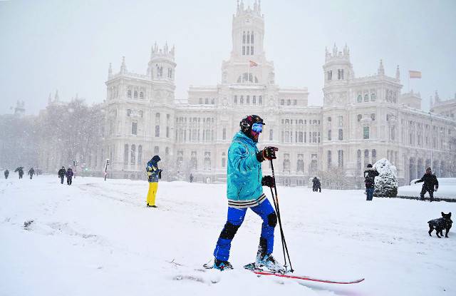 스페인 수도 마드리드의 시벨레스 광장에서 9일(현지시간) 한 남성이 스키를 타고 있다. 50년 만의 최대 폭설이 내린 마드리드주는 12일까지 각급 학교에 휴교령을 내렸다. AFP연합뉴스