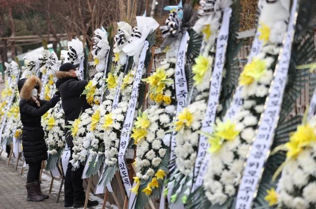 대한아동학대방지협회관계자들이 11일 오전 서울 양천구 남부지방검찰청과 남부지방법원 앞에 정인이 양부모에 대한 엄벌을 촉구하며 근조화환과 바람개비를 설치하고 있다. 연합뉴스