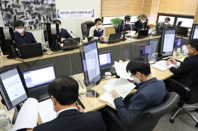 김정우(가운데) 조달청장과 본청 부서장, 13개 지방조달청, 소속 기관장이 11일 '2021 상반기 조달부서장 회의'를 영상으로 진행하고 있다. 조달청 제공