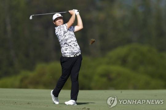 11일(한국시간) 미국 하와이주 마우이의 카팔루아 플랜테이션 코스 PGA 투어 센트리 토너먼트 오브 챔피언스 4라운드 4번 홀에서 임성재(23)가 아이언샷을 하고 있다. [카팔루아 AFP/게티이미지=연합뉴스]