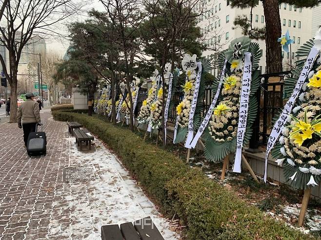 ▲ 11일 서울 양천구 서울남부지검 앞에는 정인이의 양모인 장아무개씨에 대한 강력처벌을 촉구하는 근조 화환이 줄을 이었다. 사진=조유정 대학생 기자.