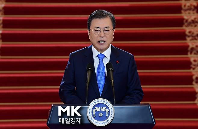 문재인 대통령이 11일 청와대 본관에서 신년사를 발표하고 있다. [이충우 기자]
