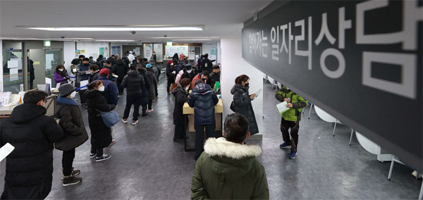 코로나19 확산으로 실직자가 급증세를 이어가는 가운데 11일 서울 마포구 서울 서부고용복지센터에서 구직자들이 실업급여 설명회에 참가하기 위해 길게 줄을 서 있다.  [한주형 기자]
