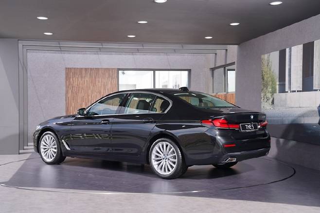 20~30대와 남성은 BMW 5시리즈를 벤츠 E클래스보다 많이 산다. 사진은 BMW 5시리즈 [사진 제공 = BMW]