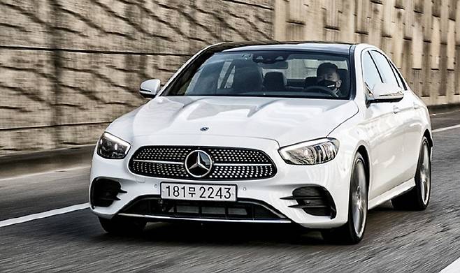 벤츠 E클래스는 중고차 시장에서도 여성들이 가장 선호하는 수입차다. [사진 제공 = 벤츠]