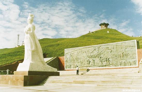 티베트로 가던 중 문성공주가 쉬어 갔다는 일월산에 세워진 문성공주의 상.