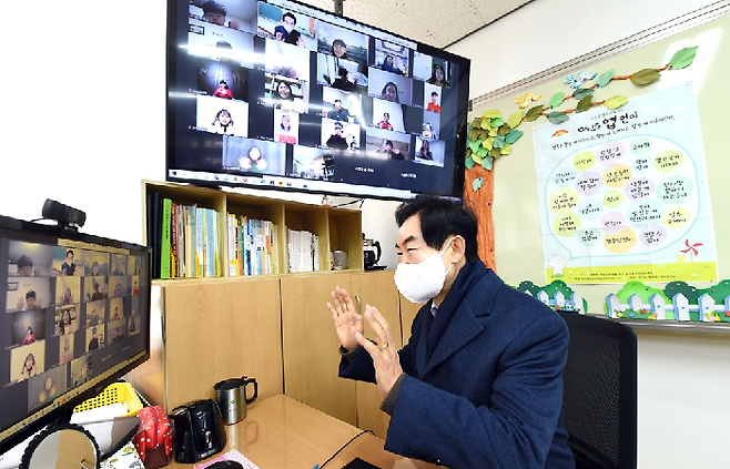 안병용 의정부시장은 1월 11일 원격 수업이 진행된 솔뫼초등학교를 방문해 온라인 원격수업을 참관하고 교사와 교직원 등을 격려했다. / 사진제공=의정부시