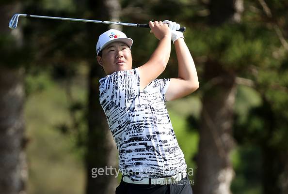 임성재가 11일(한국시간) 센트리 토너먼트 오브 챔피언십 4라운드 2번홀서 티샷 후 공을 바라보고 있다. [게티이미지]