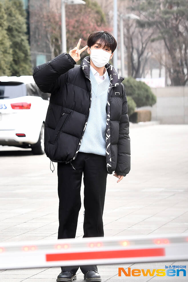 Singer Jeong Se-woon is leaving work after completing the SBS Power FM Choi Hwa-jungs Power Time radio schedule held in SBS Mok-dong, Seoul Yangcheon District on the afternoon of January 11th.