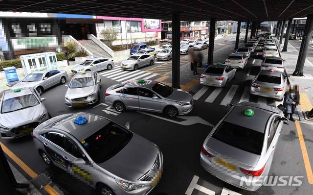 [부산=뉴시스] 하경민 기자 = 신종 코로나바이러스 감염증(코로나19)이 확산 중인 3일 오후 부산 동구 부산역 앞 택시승강장에 빈 택시들이 줄 지어 서 있다. 2020.03.03. yulnetphoto@newsis.com