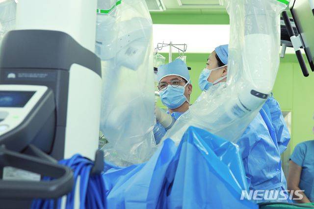 부산대병원 비뇨의학과 하홍구 교수가 로봇으로 전립선암 수술을 하고 있다