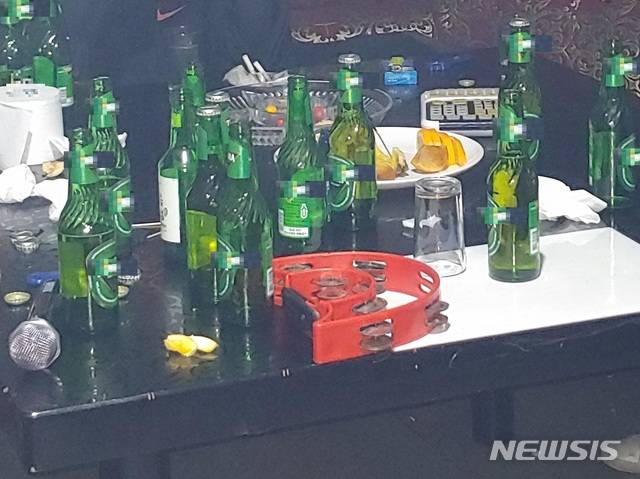 [완주=뉴시스]윤난슬 기자 = 전북경찰청은 집합금지 명령을 위반한 유흥주점을 적발해 업주와 손님 8명을 입건했다. (사진=전북경찰청 제공) 2021.01.06. photo@newsis.com