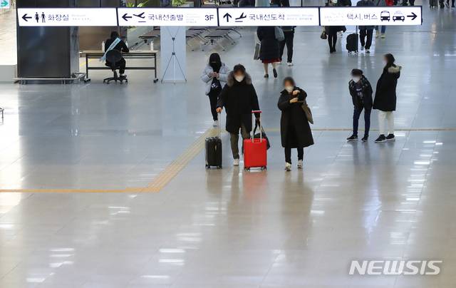 [제주=뉴시스]우장호 기자 = 성탄절인 지난달 25일 오전 제주국제공항 1층 도착장에서 관광객이 이동하고 있다. 2020.12.25. woo1223@newsis.com